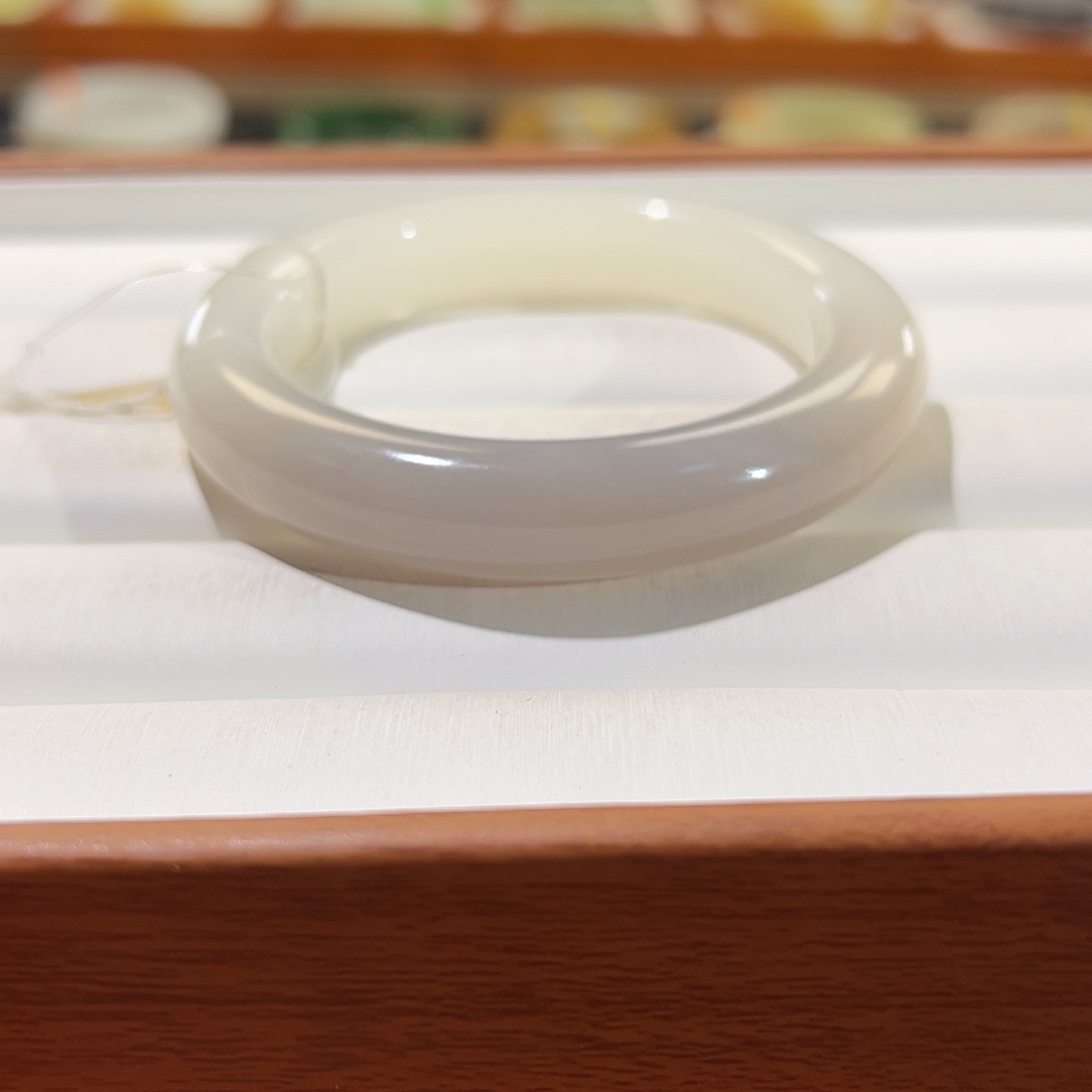 和田玉手镯未镶嵌紫粉白三彩美镯