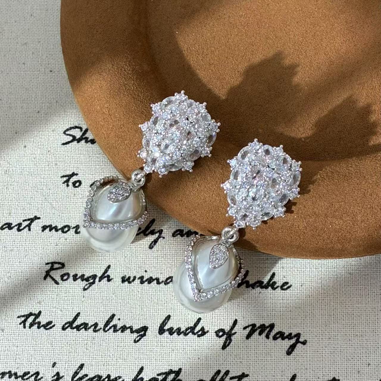 铜合金锆石耳饰 远远（YY283）镀k金小众精致手工优雅白色复古法式