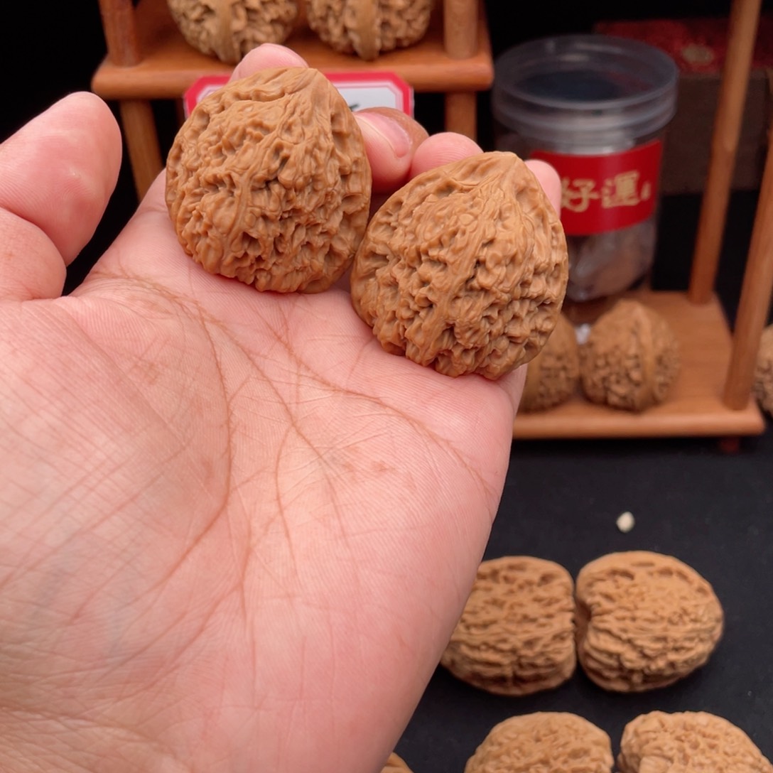 文玩核桃吊坠默*言好运南将石文玩核桃