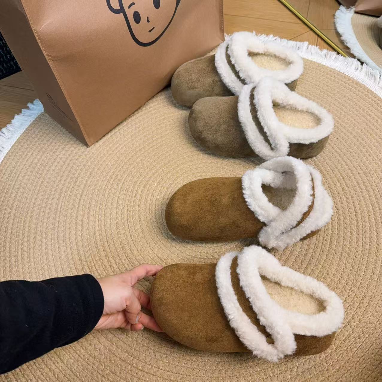 复古港风学院风包头款2025冬季新款防滑两穿毛毛加绒厚底包头拖女