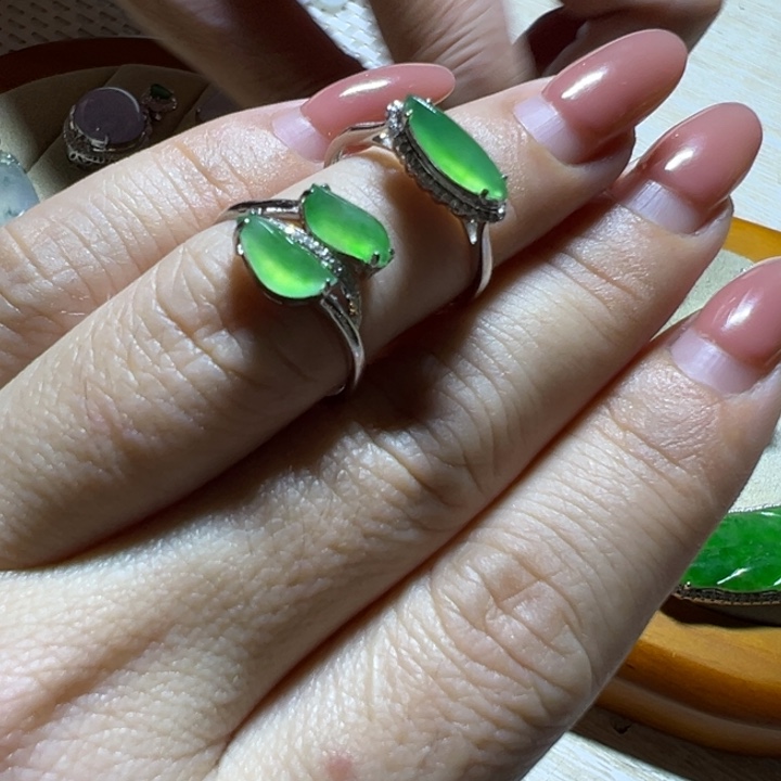 翡翠18K金镶嵌戒指冰甜绿女戒