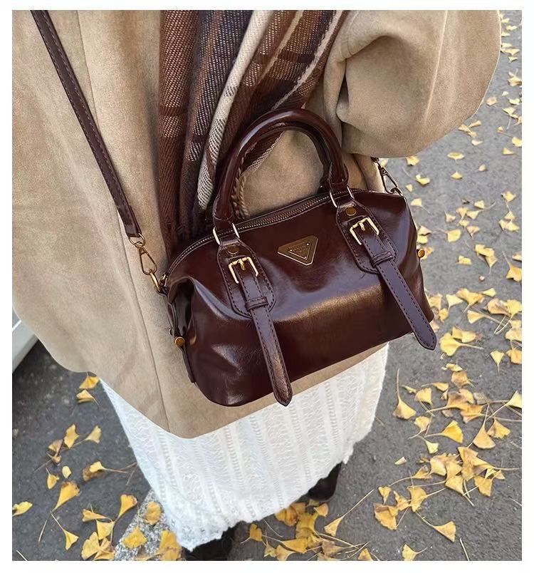 2025新款时尚高级质感通勤包复古医生包时尚百搭手提单肩斜挎A68