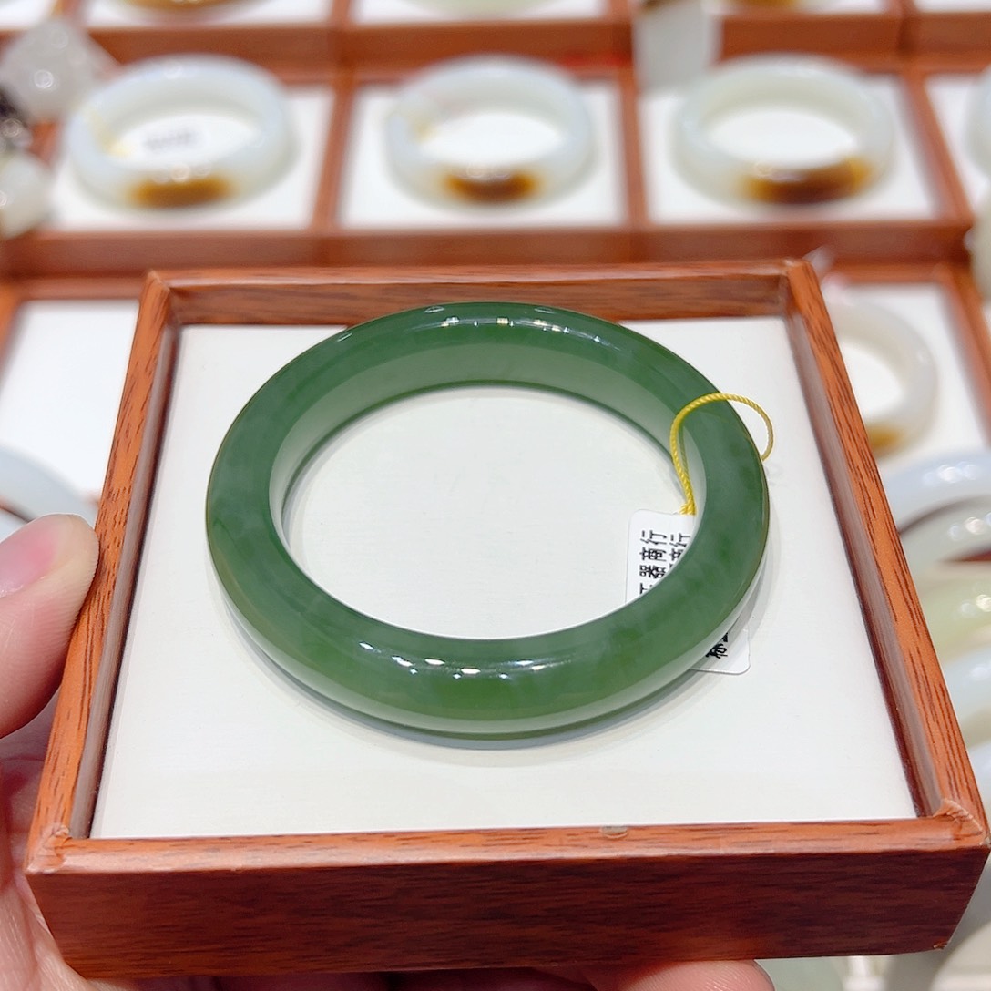 和田玉手镯未镶嵌白猫冰碧玉