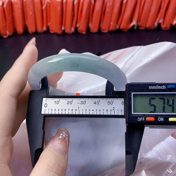 翡翠手镯未镶嵌155。  