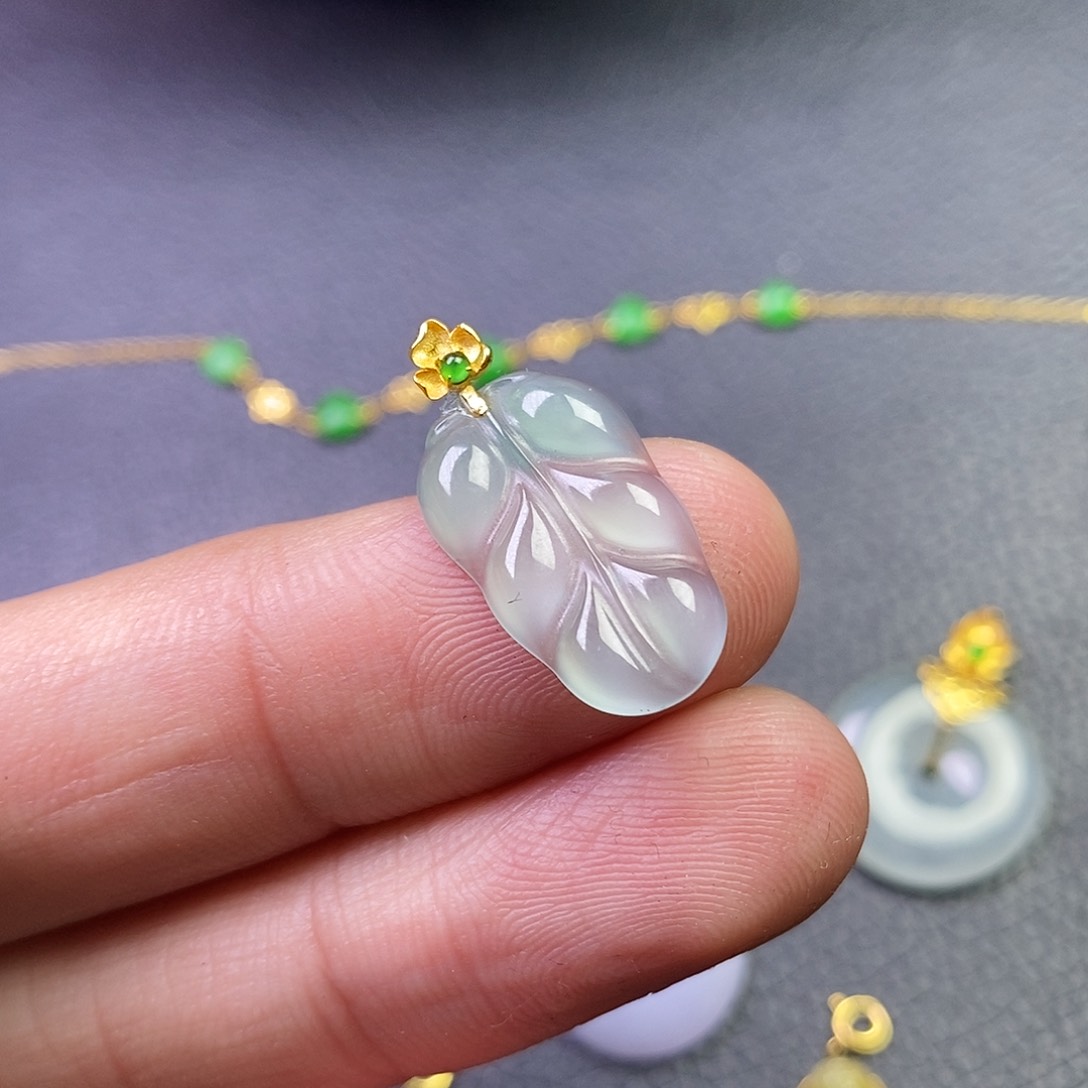 颈饰18K金镶嵌翡翠