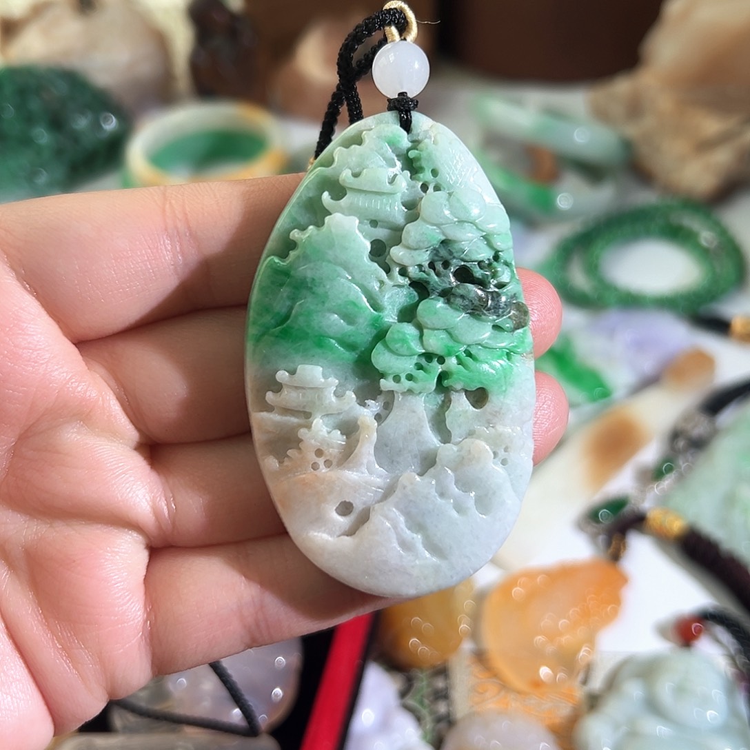 翡翠未镶嵌颈饰翡翠辣绿山水牌
