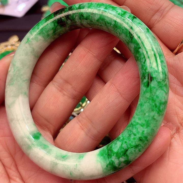 翡翠手镯未镶嵌翡翠