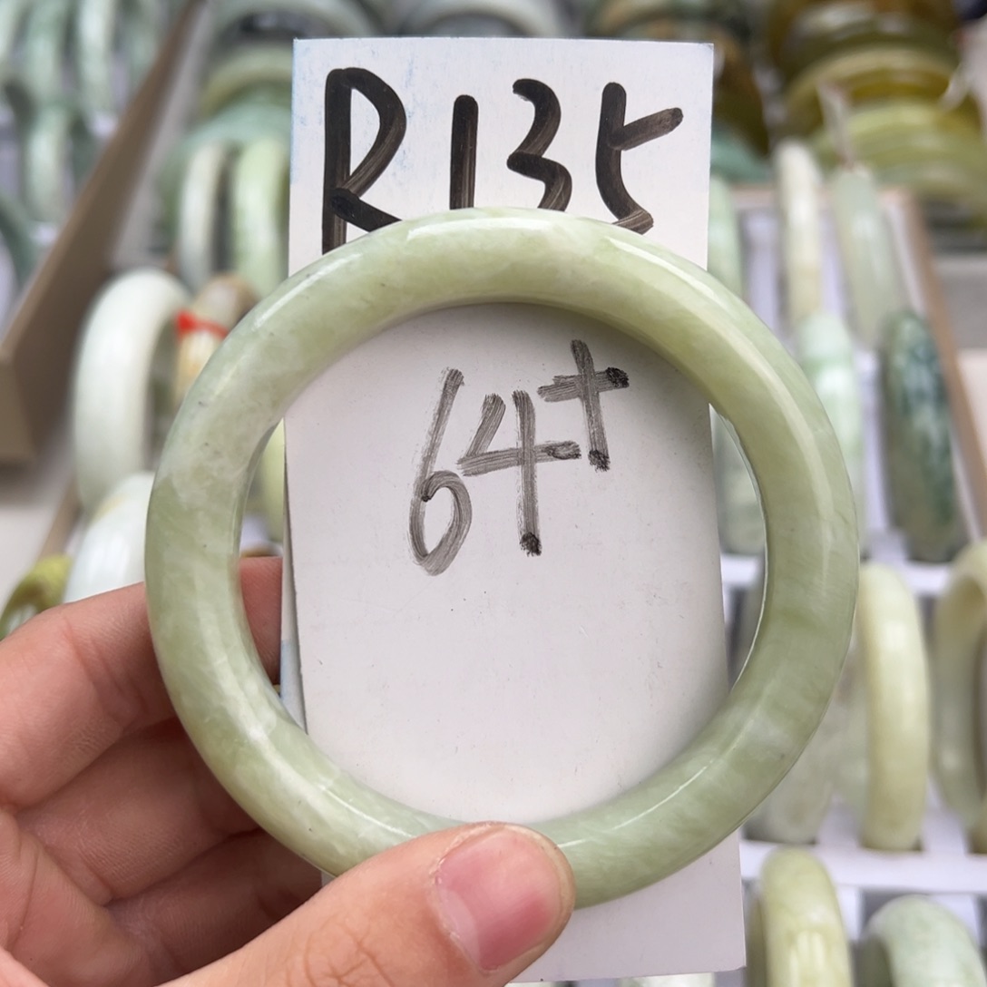 岫玉手镯未镶嵌天然岫玉微瑕可以正常佩戴
