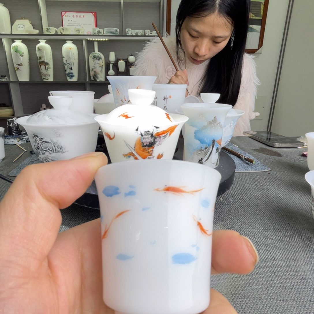 手拿一个大包子给我吃了一个大饼一碗粥的