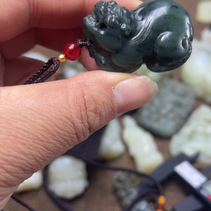 和田玉未镶嵌把件