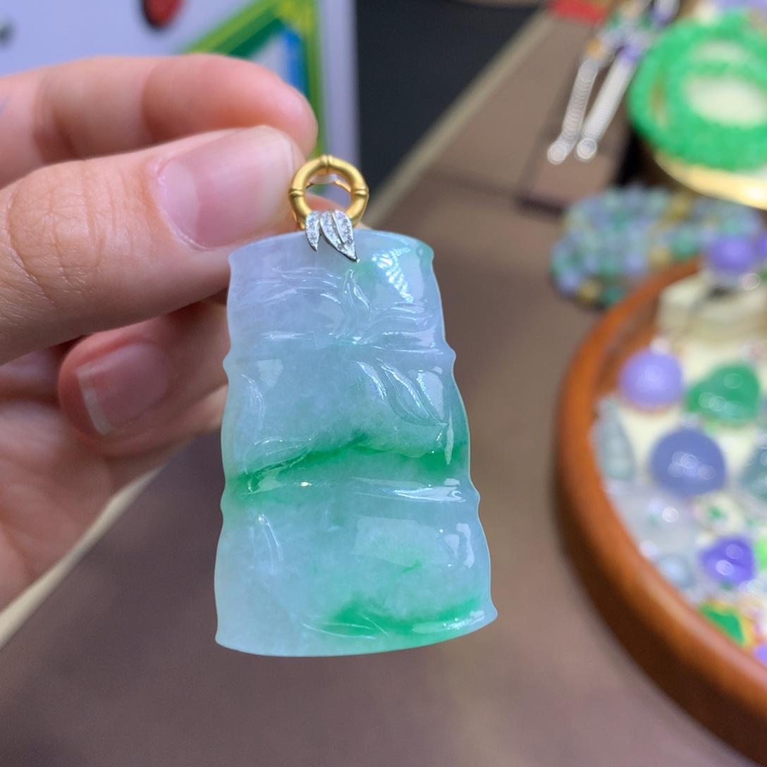 翡翠18K金镶嵌颈饰翡翠