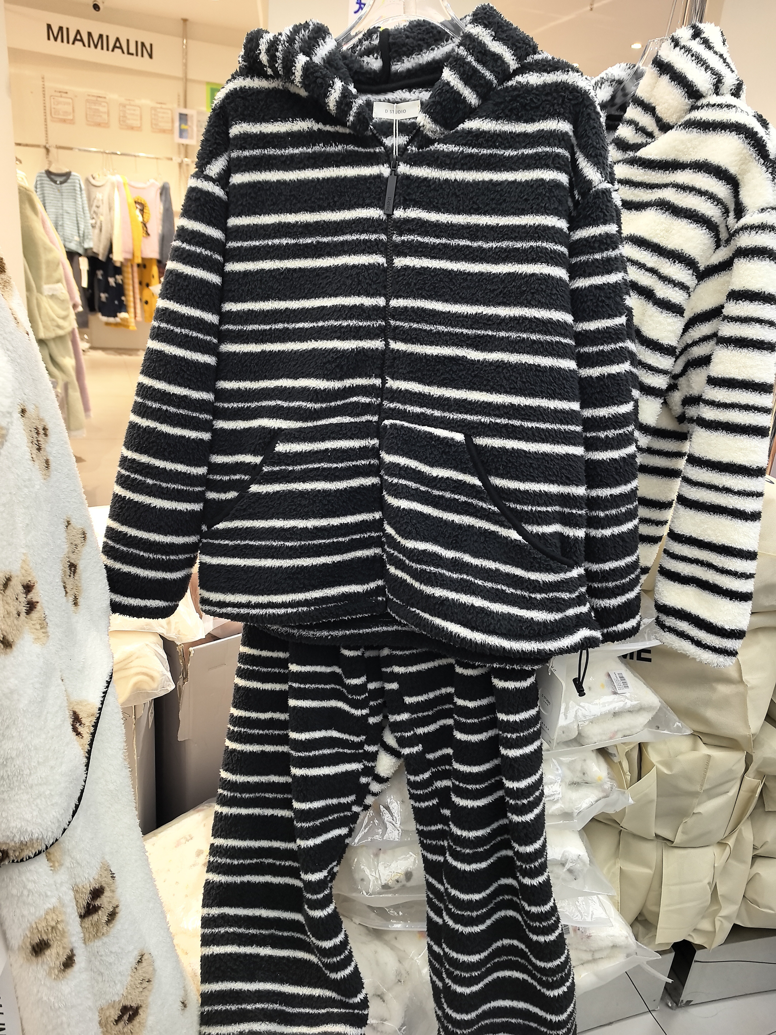 加厚珊瑚绒连帽双口袋开衫秋冬保暖可外穿家居服