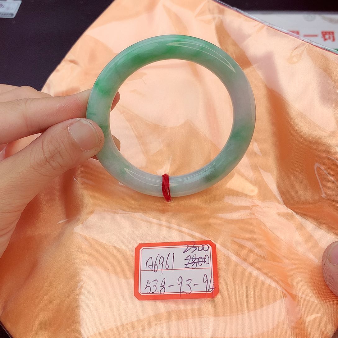 翡翠手镯未镶嵌翡翠