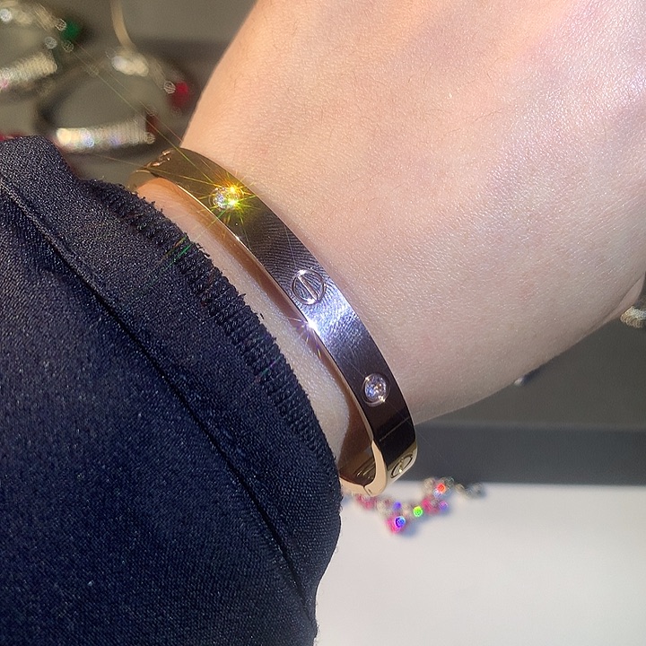 非金属玫瑰金手镯。    