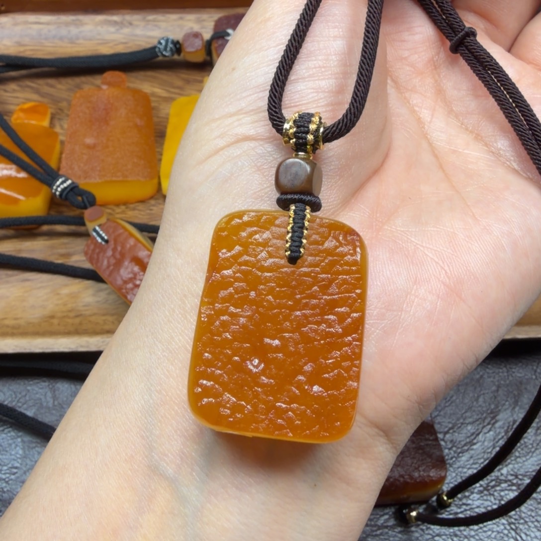 琥珀未镶嵌吊坠(赠链)