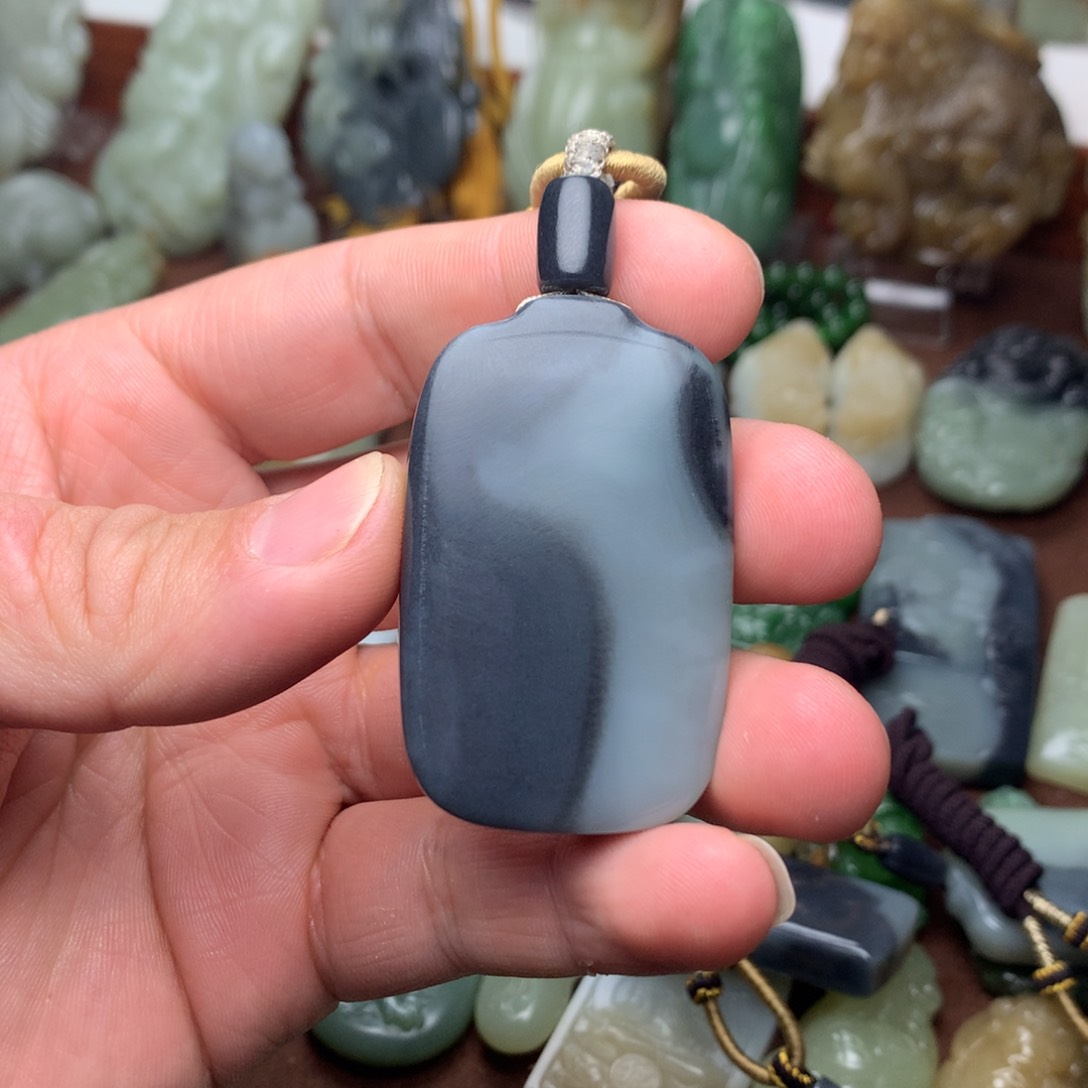 和田玉挂件未镶嵌风****?