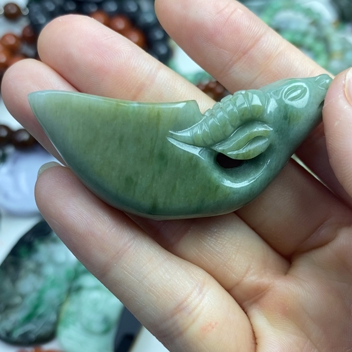 颈饰未镶嵌翡翠摆件