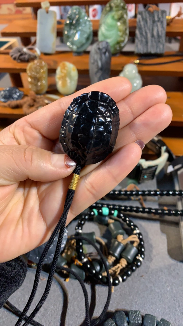 精品的和田玉的挂件