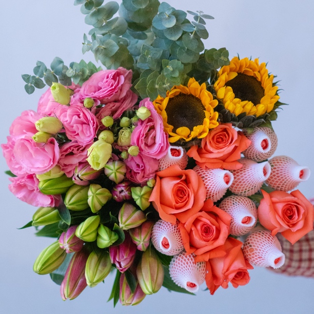 粉玫瑰+香水百合+洋结梗1扎+向日葵+配草5枝+鲜花营养液