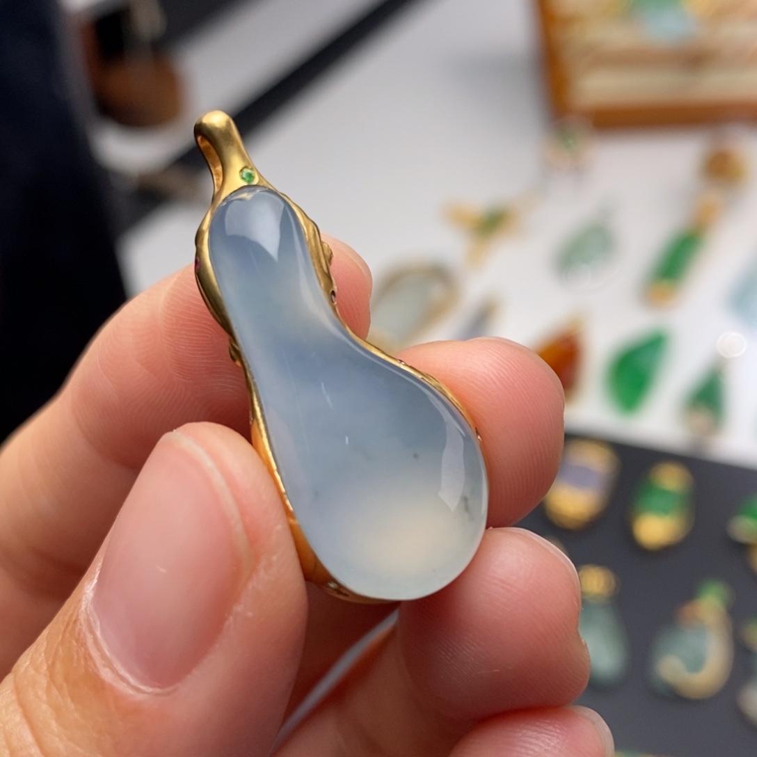 翡翠18K金镶嵌颈饰  葫芦