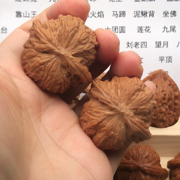 把件文玩核桃幸**你磨盘，边42，有一个尖有点浮黄