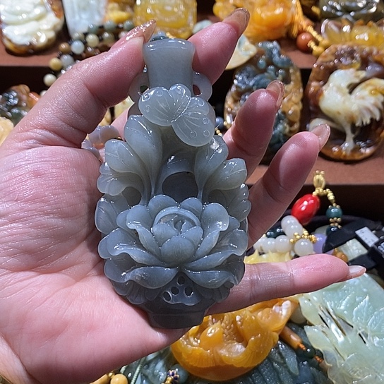 白****蛇纹石玉未镶嵌颈饰