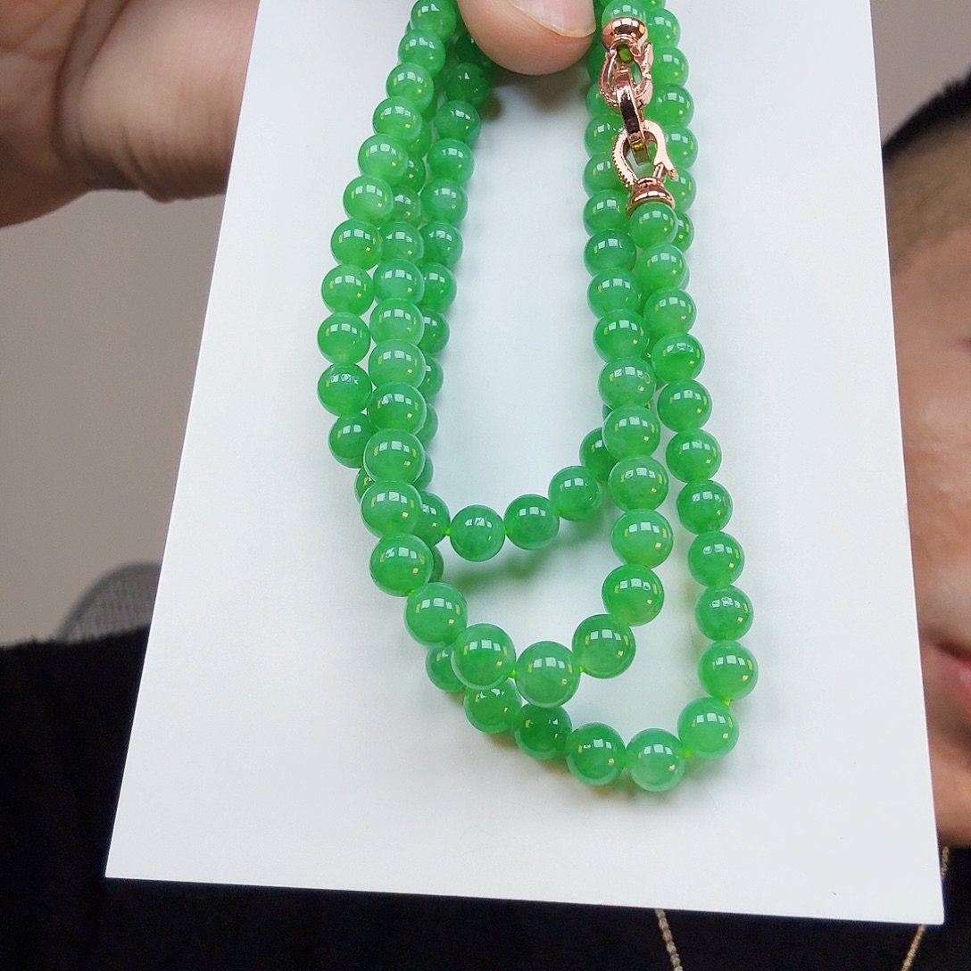 翡翠未镶嵌颈饰一件