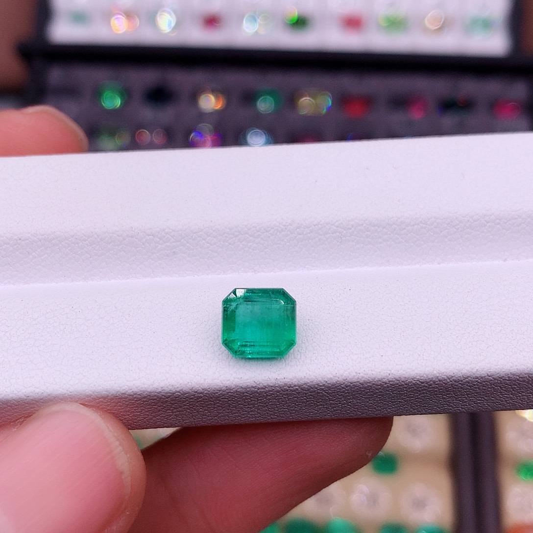 祖母绿裸石未镶嵌