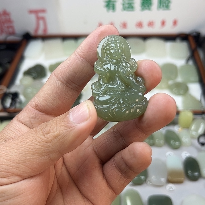 逍****和田玉未镶嵌颈饰