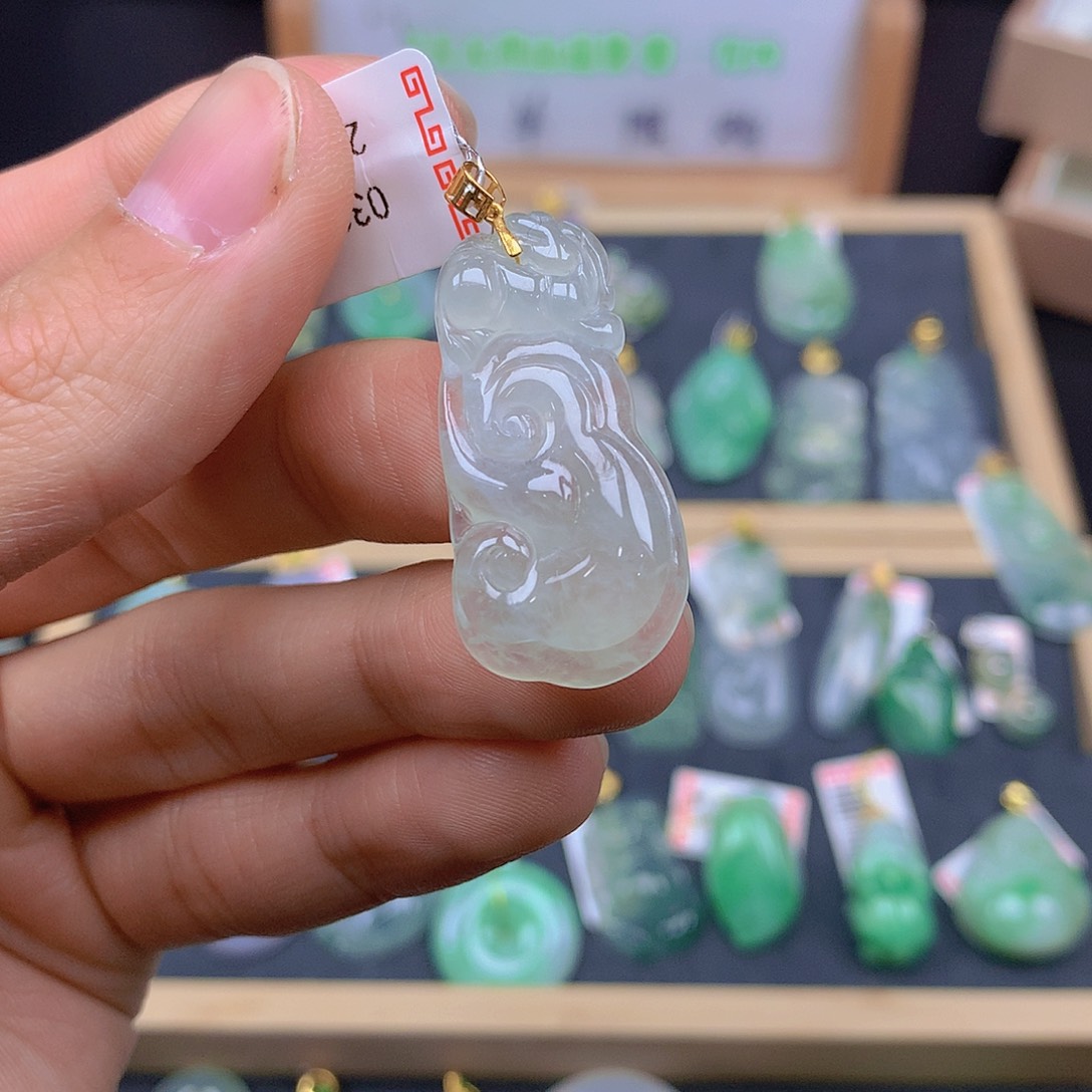 翡翠颈饰18K金镶嵌翡翠