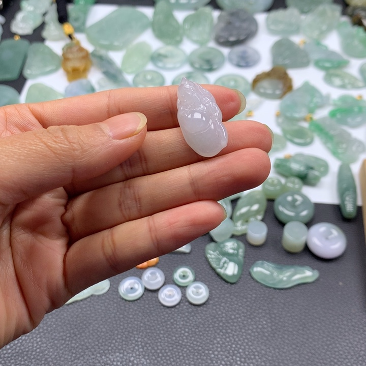 翡翠颈饰未镶嵌关公