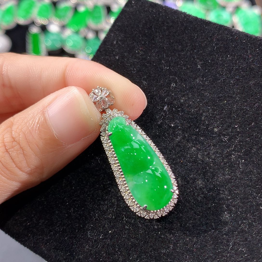 翡翠18K金镶嵌颈饰