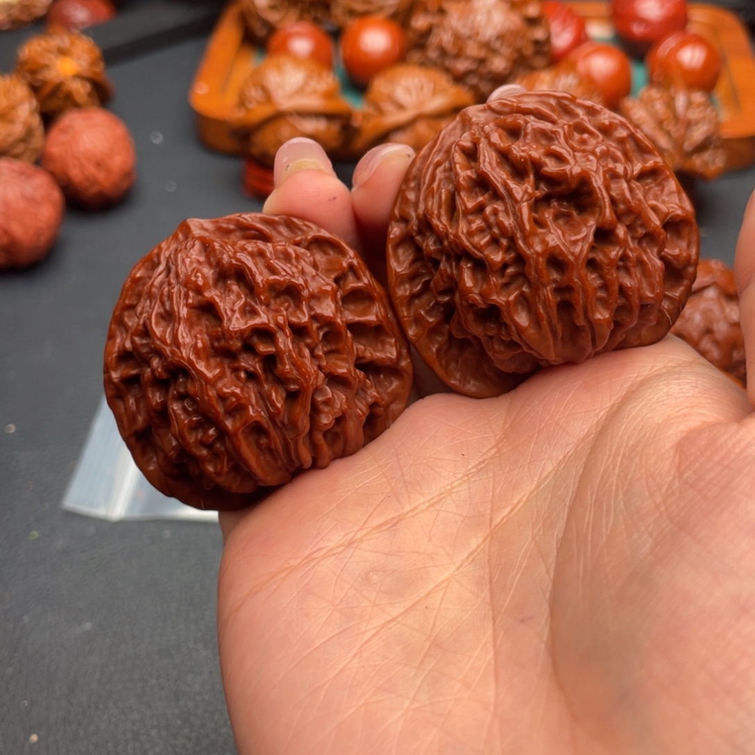 辉***玉文玩核桃把件盘龙纹