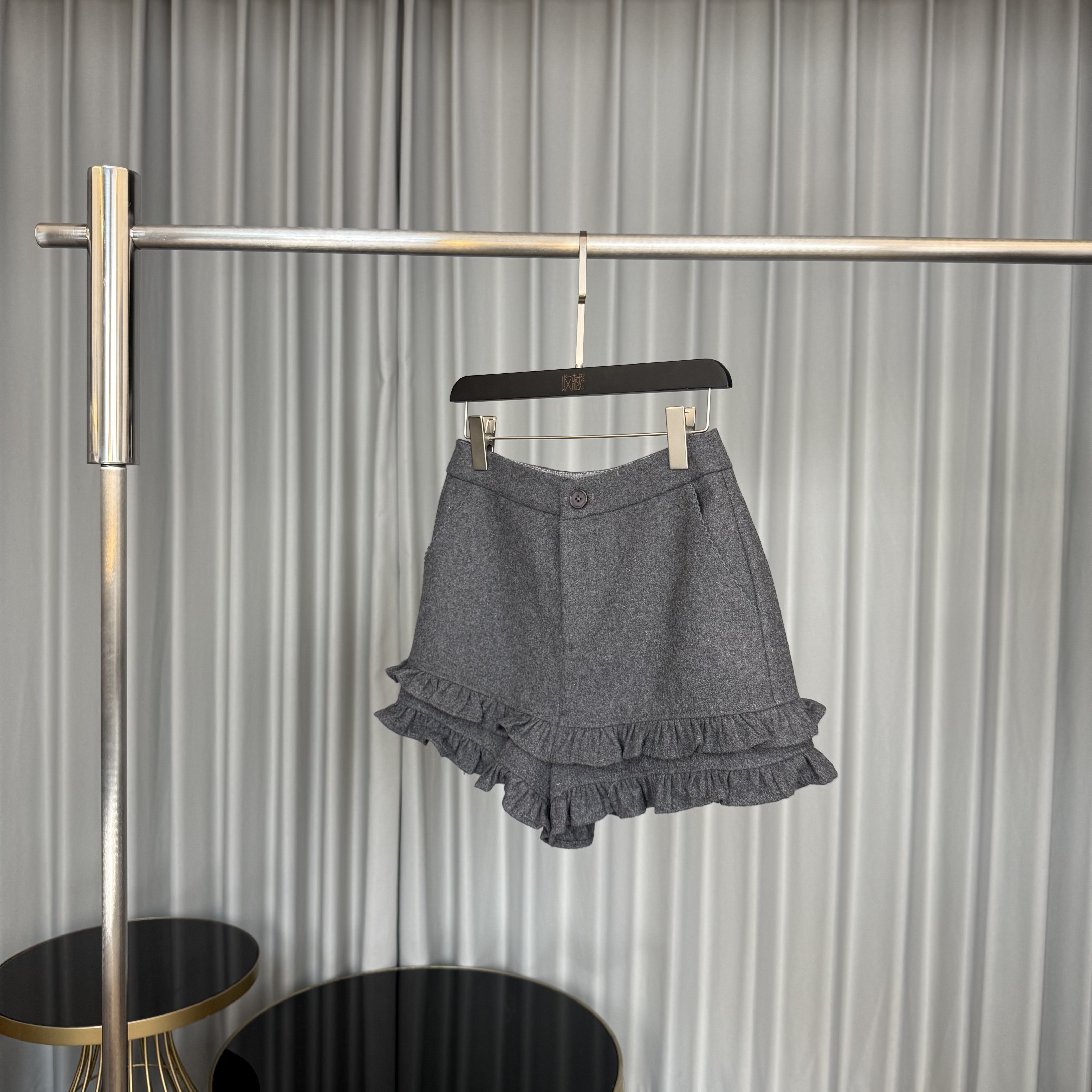 [收藏]设计师款双层木耳边呢料短裤