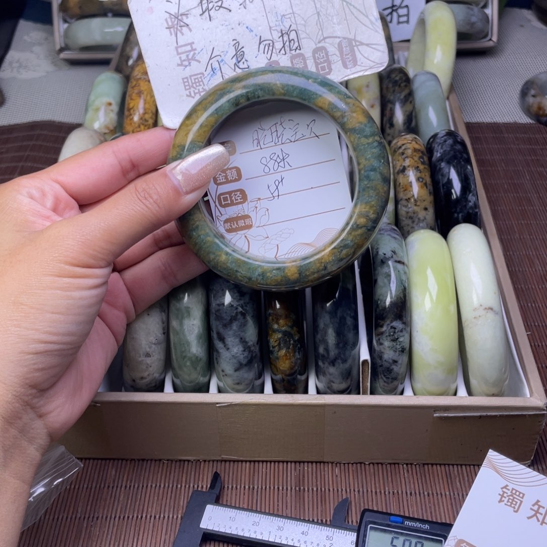 晓***贝蛇纹石玉未镶嵌手镯
