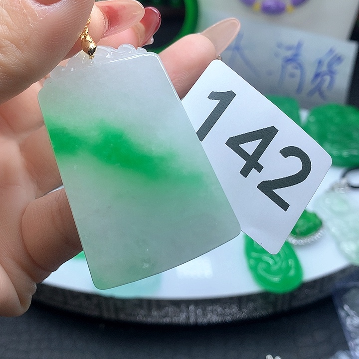 翡翠吊坠(赠链)未镶嵌