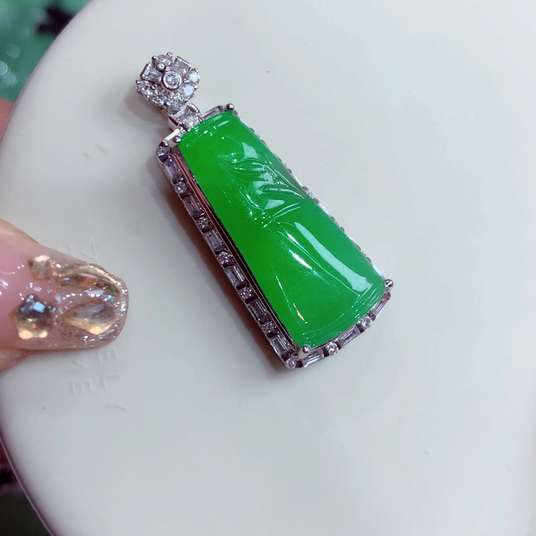 翡翠颈饰18K金镶嵌天然缅甸翡翠