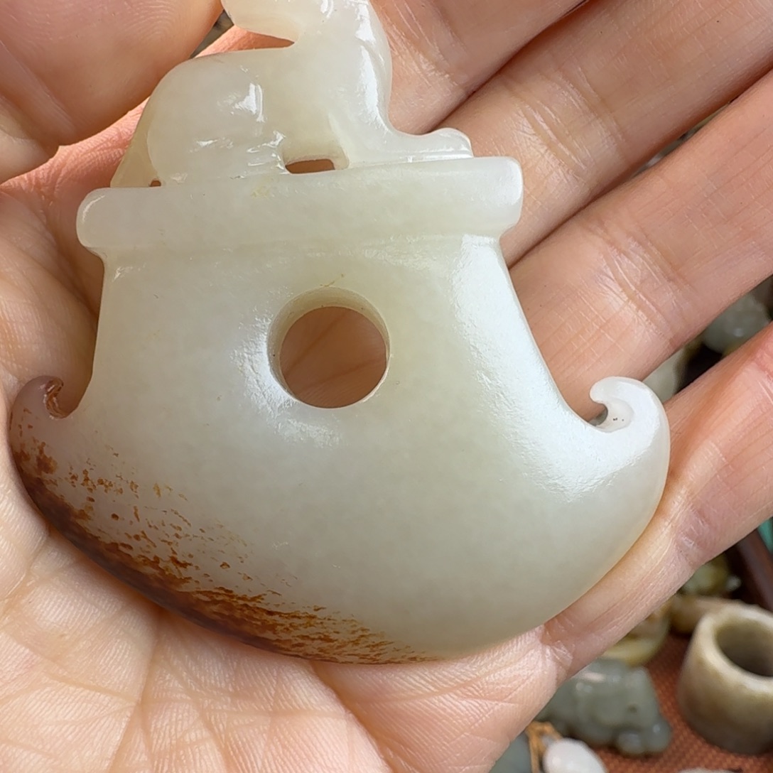 微***)和田玉未镶嵌颈饰