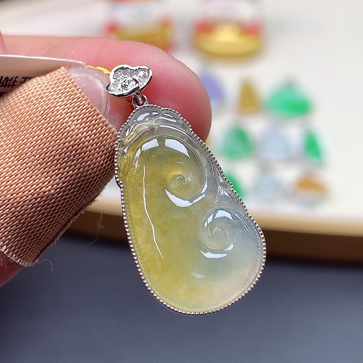 翡翠18K金镶嵌颈饰