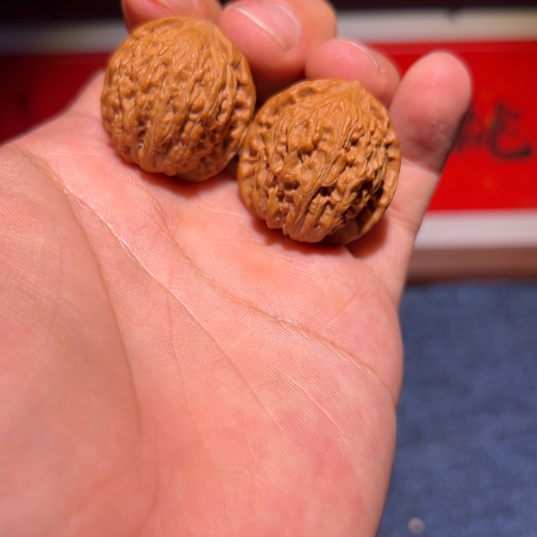 吊坠文玩核桃29全品小绣球一对，红皮