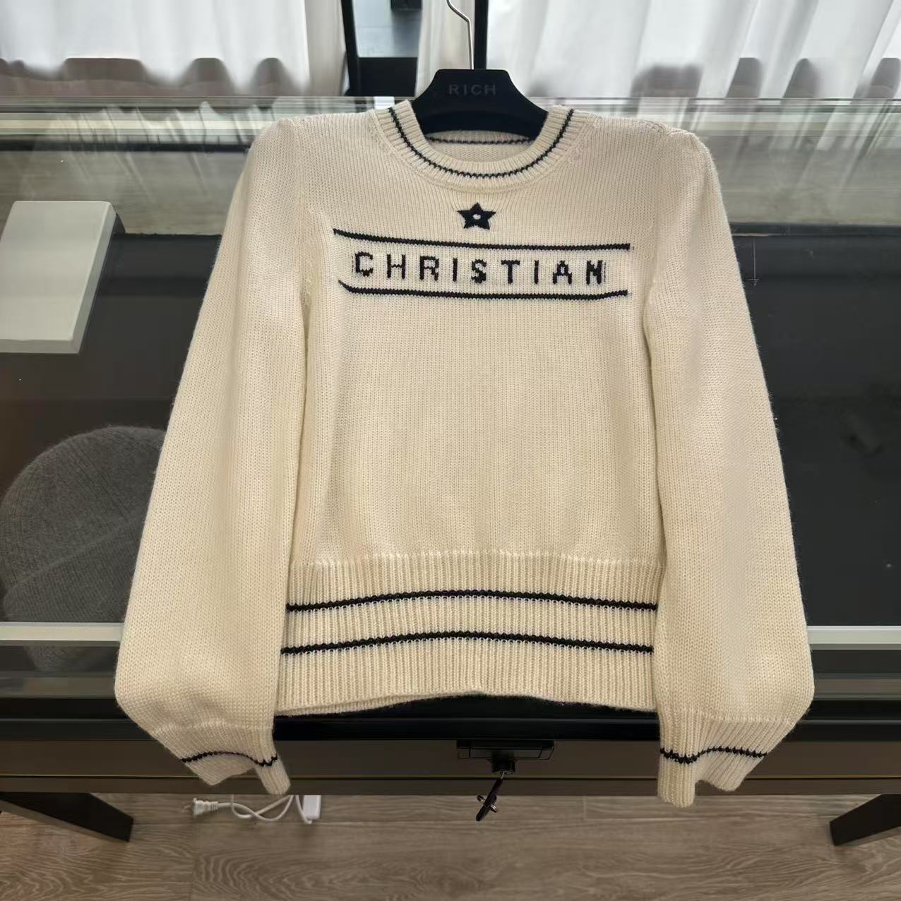 经典字母刺绣针织长袖（泡泡袖）