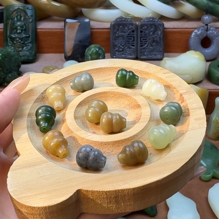 贝***果和田玉未镶嵌颈饰编绳