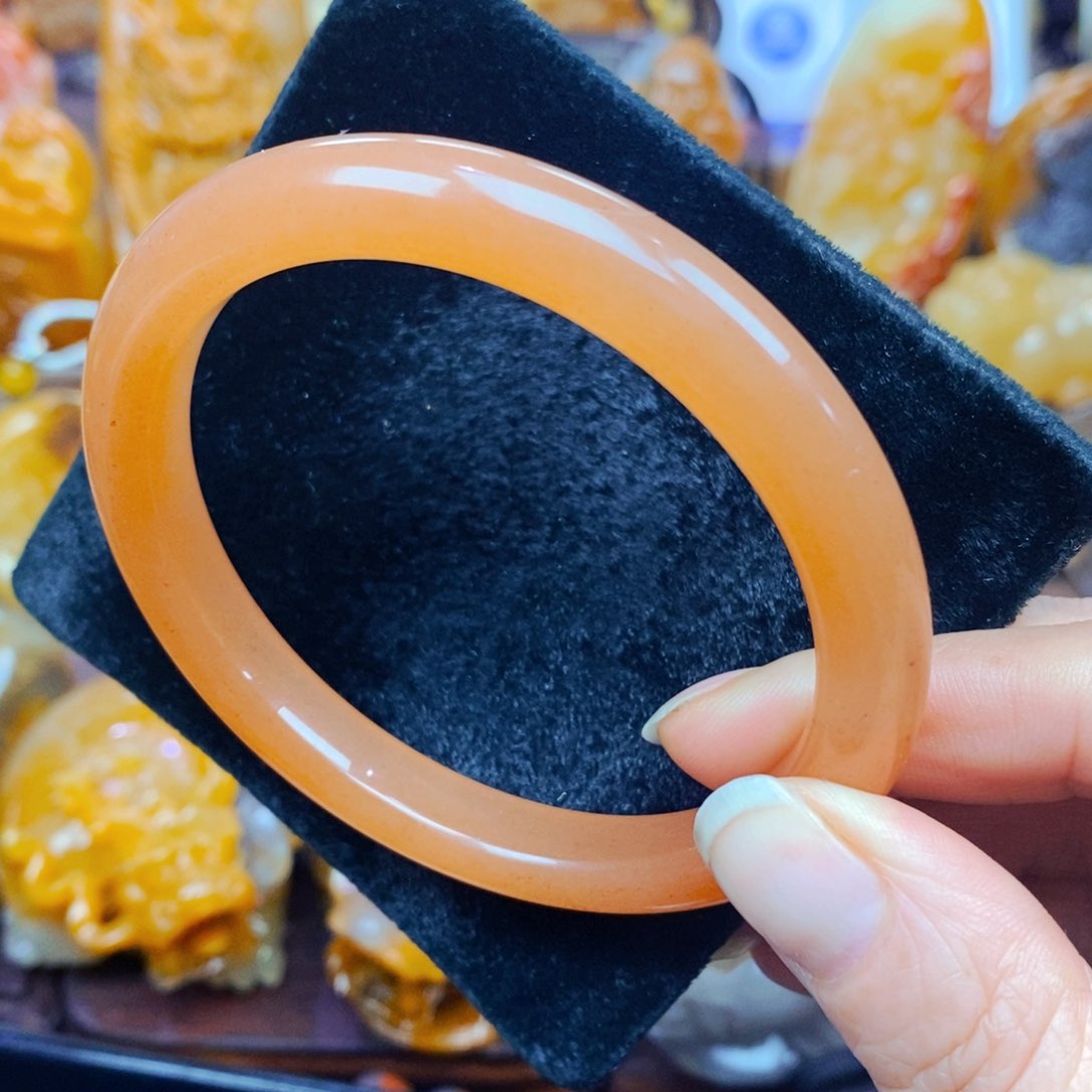 未镶嵌石英质玉（黄龙玉）颈饰