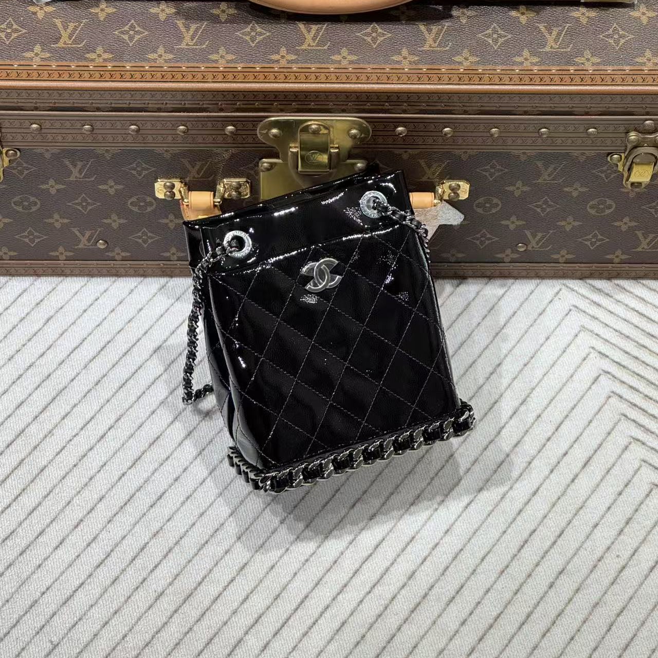 未使用 Chanel/香奈儿 lina/25k新款折纹漆面小牛皮小号水桶包