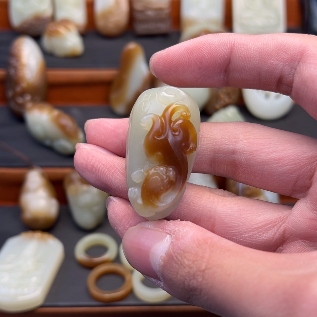 溜***达和田玉（糖玉）未镶嵌颈饰