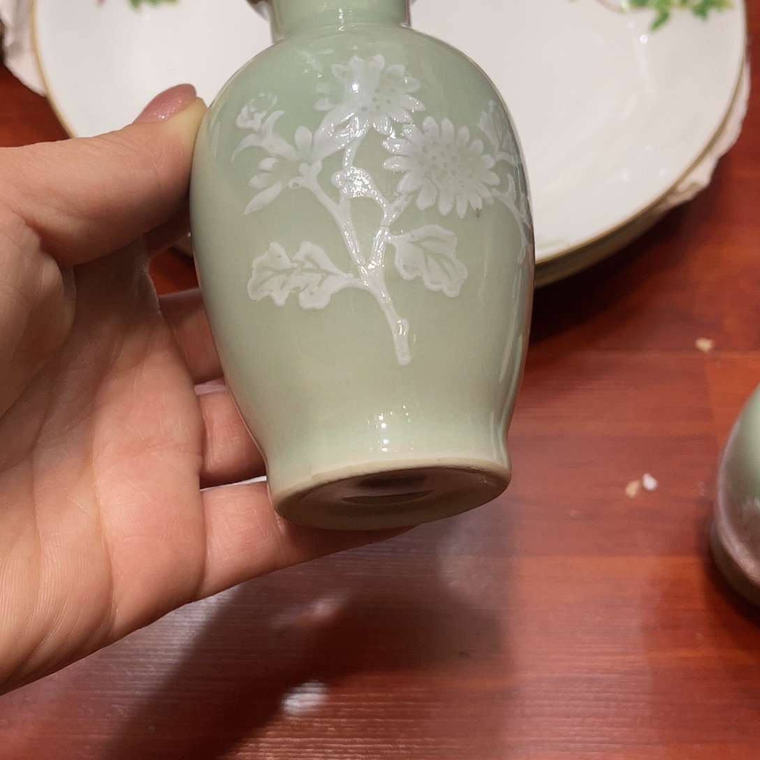 瓷片景德镇豆青堆白小花瓶
