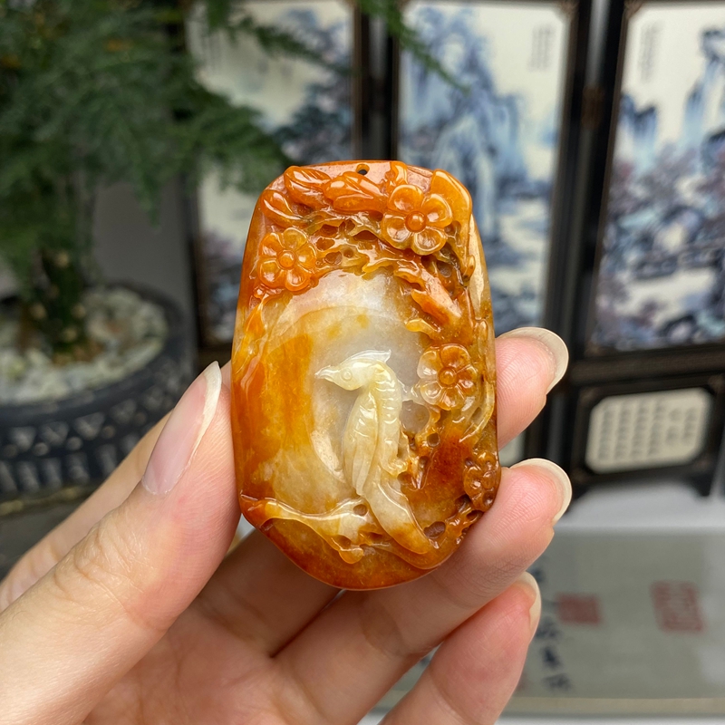 俏色红翡喜上眉梢挂件 天然翡翠A货
