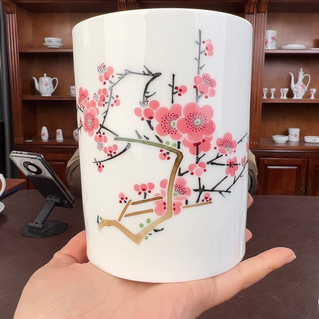 瓷纪念版 红梅小笔筒，微瑕