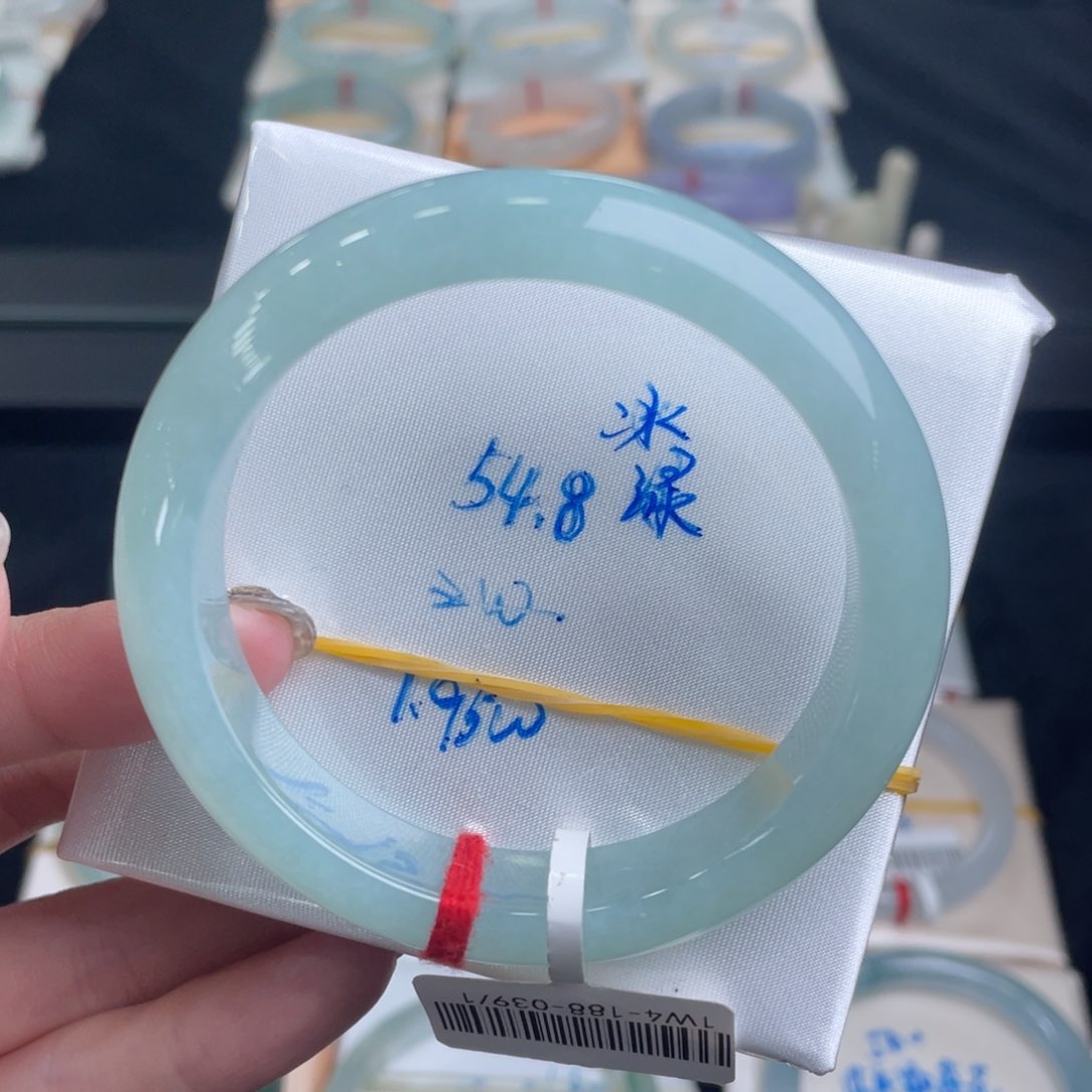 翡翠手镯未镶嵌翡翠