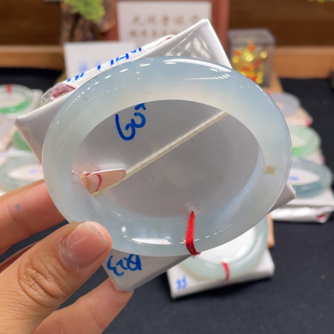 翡翠手镯未镶嵌60在冰蓝起光